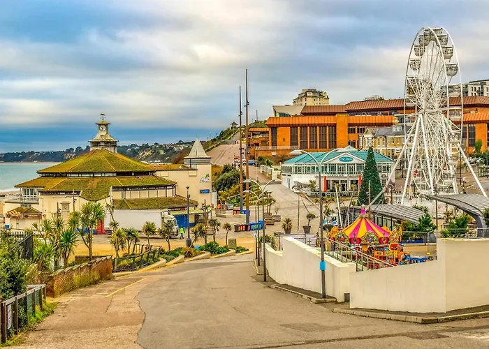 3 Bedrooms 3 Bathrooms Sleeps 8 Free Parking 1-Min Walk To Bournemouth Beach